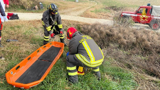 Mentre pedala finisce in un fosso: paura per un ciclista 